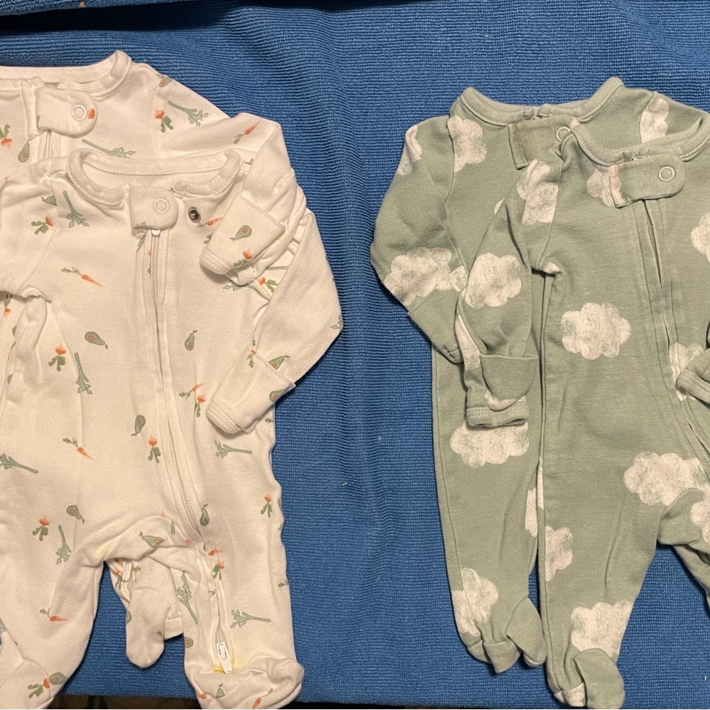 4 Sets of Preemie Size Baby Onesies For Twin Boys. 8 outfits, Preemies. $20.